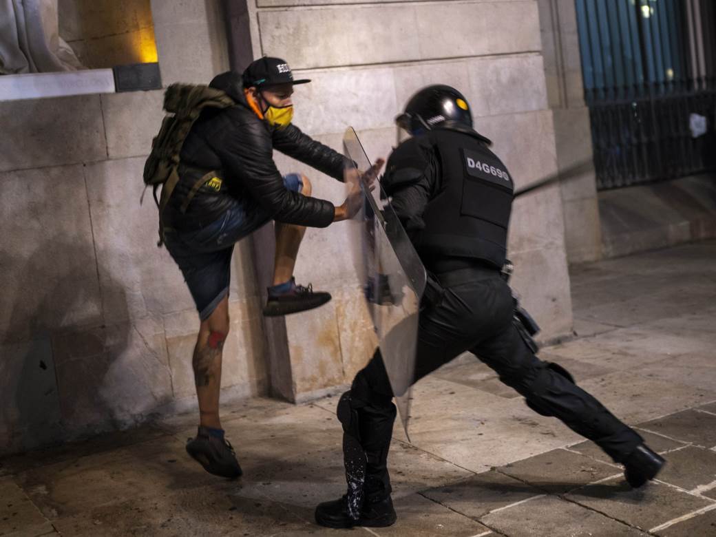  Žestoko u Barseloni: Kamenicama i vatrom na policiju nakon proglašenja vanrednog stanja! (FOTO) 
