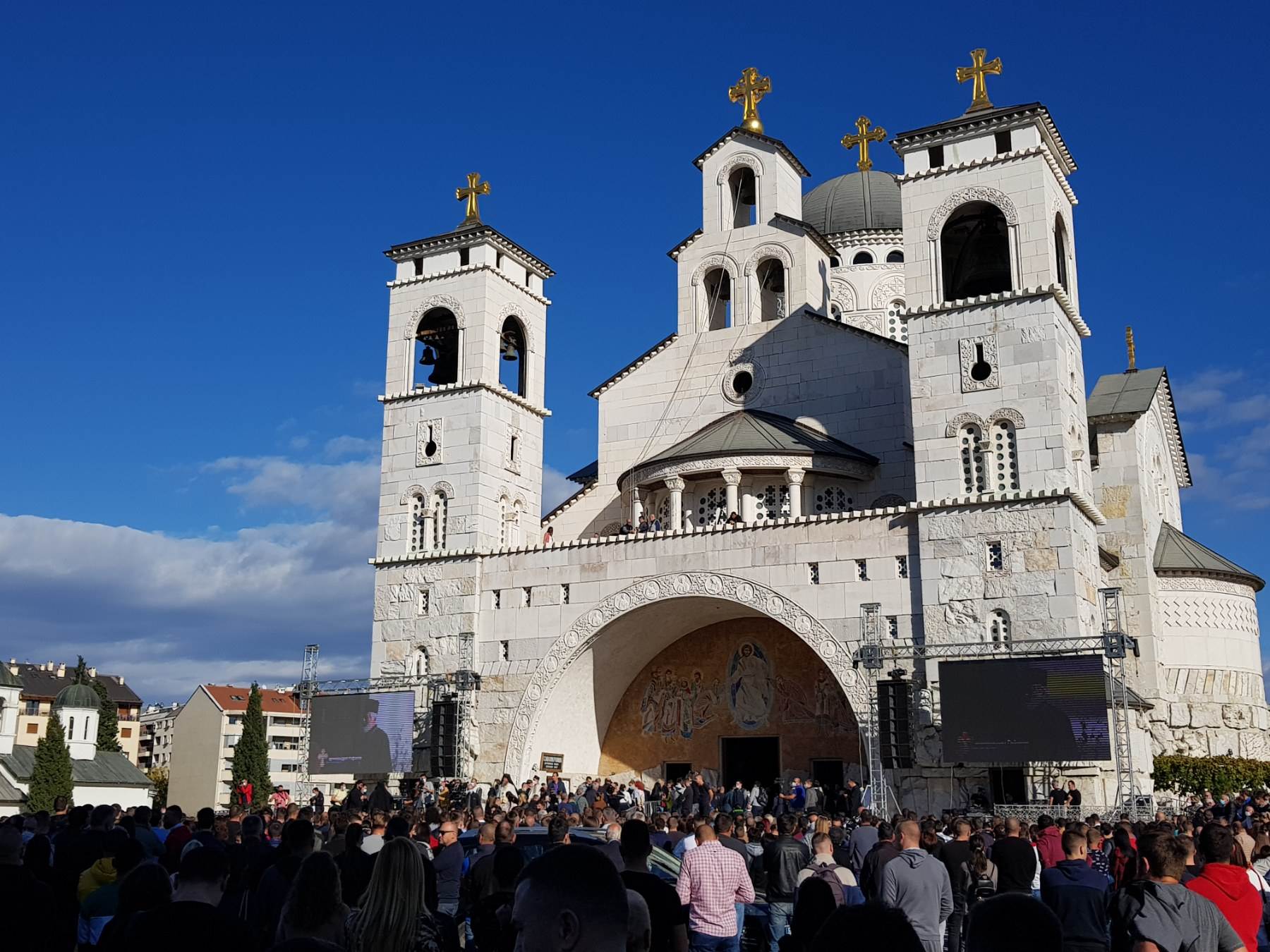  Policija privela više osoba koje su se okupile ispred hrama u Podgorici 