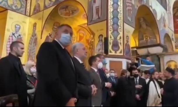  Dodik i Vučić položili vijence pored odra mitropolita Amfilohija i odali počast (VIDEO) 