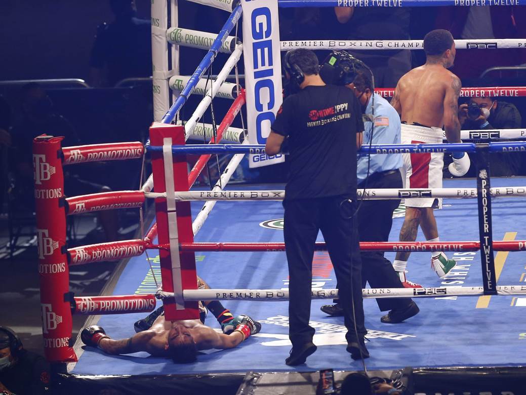  Brutalni aperkat za laku noć! Imamo li bokserski nokaut godine? Onesvijestio čovjeka jednim udarcem (VIDEO) 