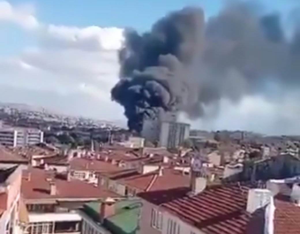  Eksplozija u centru Istanbula: Nad gradom se nadvio crni dim, ljudi u panici! (VIDEO) 