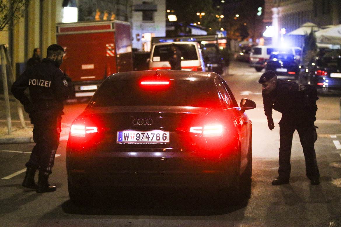  TERORISTIČKI NAPADI U BEČU (UŽIVO): Policija pokušava da skine eksploziv s napadača, ima mrtvih i ranjenih! 