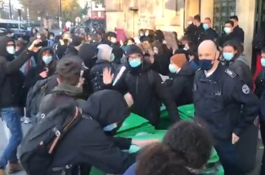  Policija biber sprejom na đake: Srednjoškolci na protestima, zahtijevaju bolje mjere zaštite od korone 