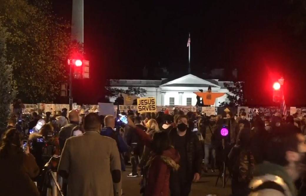  Masovni protest ispred Bijele kuće: U jeku odlučujućih izbora, demonstranti okupirali ulice Vašingtona! (VIDEO) 