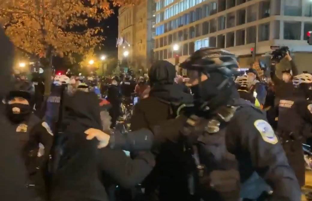  Sukog građana i policije ispred Bijele kuće: Tenzije oko izbora rastu, okršaji na ulicama Vašingtona! (FOTO, VIDEO) 