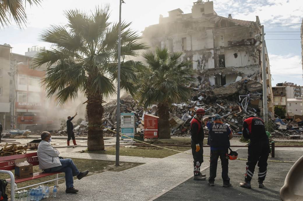  Grčko ostrvo Samos poraslo nakon razornog zemljotresa 