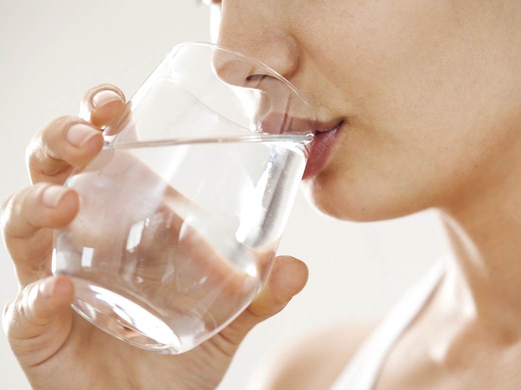  Čaša vode i malo himalajske soli: Lijek dostupan svima, pijte ga svakodnevno i pucaćete od zdravlja 