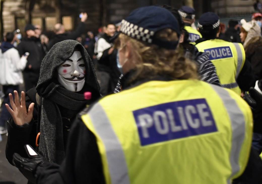  Sukob policije i građana u Londonu: Na masovim protestima, uhapšeno više od 100 ljudi (FOTO, VIDEO) 