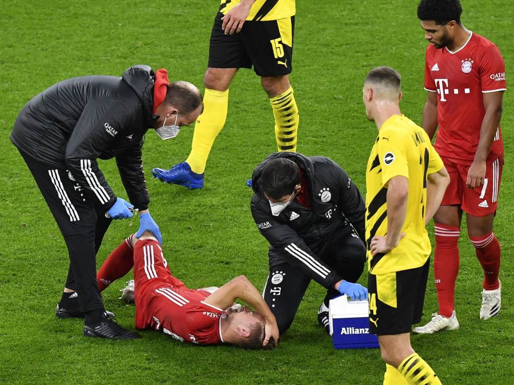  Josua Kimih - povreda Dortmund - Bajern FOTO 