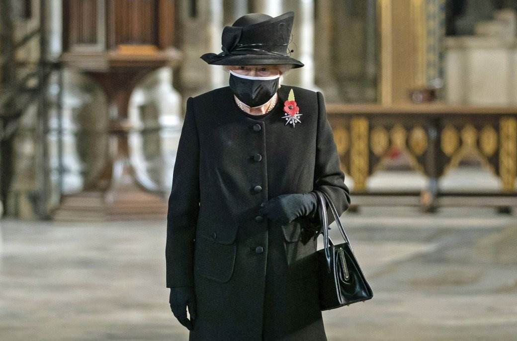  Kraljica Elizabeta u izdanju kakvo svijet nije vidio: Prvi put se u javnosti s maskom! (FOTO) 