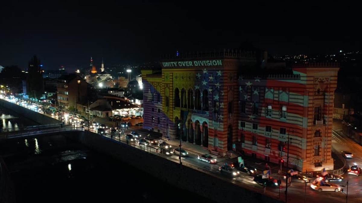  U Sarajevu slavlje zbog Bajdenove pobjede: Vijećnica u bojama američke zastave VIDEO 