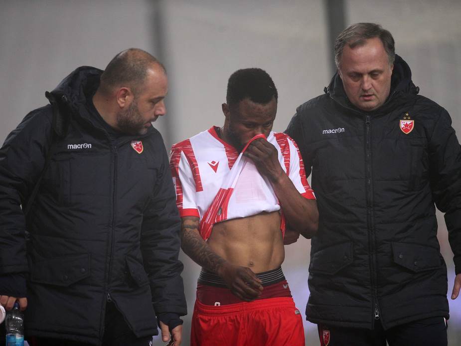  gelor-kanga-povreda-nesvest-gubitak-svesti-pao-na-terenu-fk-indjija-superliga-srbije 