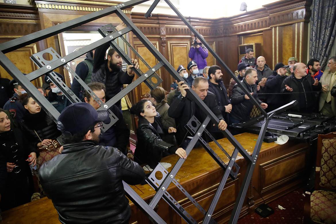  Fotografije iz Jerevana: Narod ušao u kancelarije poslanika, lomi, linčuje, premijeru glava u torbi, scene ludila (FOTO) 