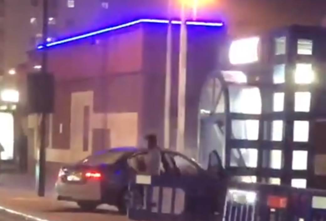  Dramatičan napad u Londonu: Automobilom se zakucao u policijsku stanicu, pa počeo da prosipa benzin! VIDEO 