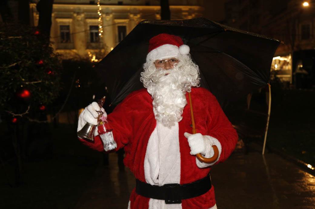  "Deda Mraz nosi masku i drži distancu": Dječak se uplašio da će ostati bez poklona zbog korone, odgovor ga je iznenadio 