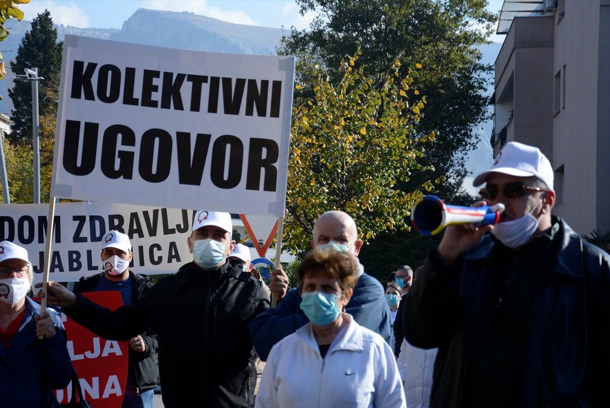  Protest u Mostaru: Grupa ljudi nasrnula na medicinare, reagovala policija 
