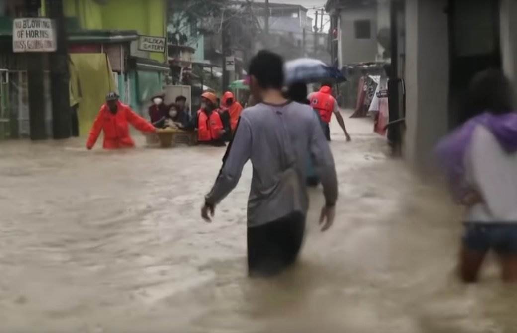  Filipine pogodio jeziv tajfun: Poginulo na desetine ljudi, 400.000 stanovnika bježi pred olujom! (VIDEO) 