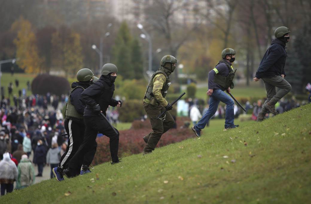  Bjelorusija: Policija zapucala na demonstrante, broje se povrijeđeni i uhapšeni 