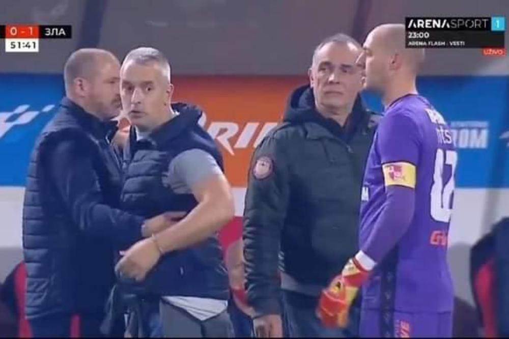  Incident na Zvezdinoj utakmici: Vođa navijača ušao na teren, držao govor igračima, palio baklju 