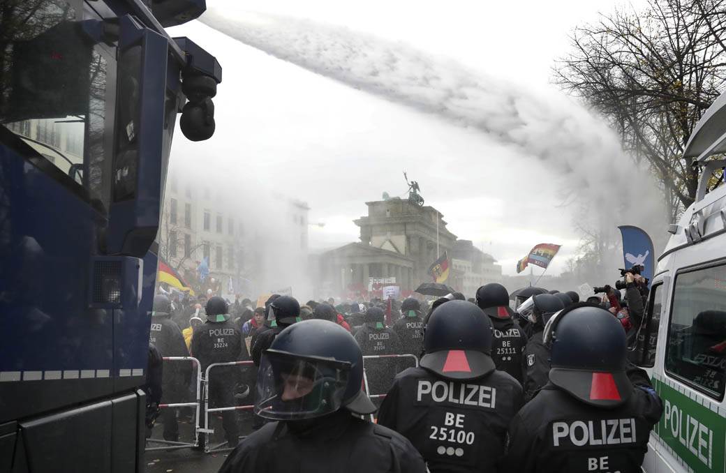  Haos na ulicama Berlina: Demonstranti bakljama, policija na njih topovima! Uhapšeno više od 100 ljudi 
