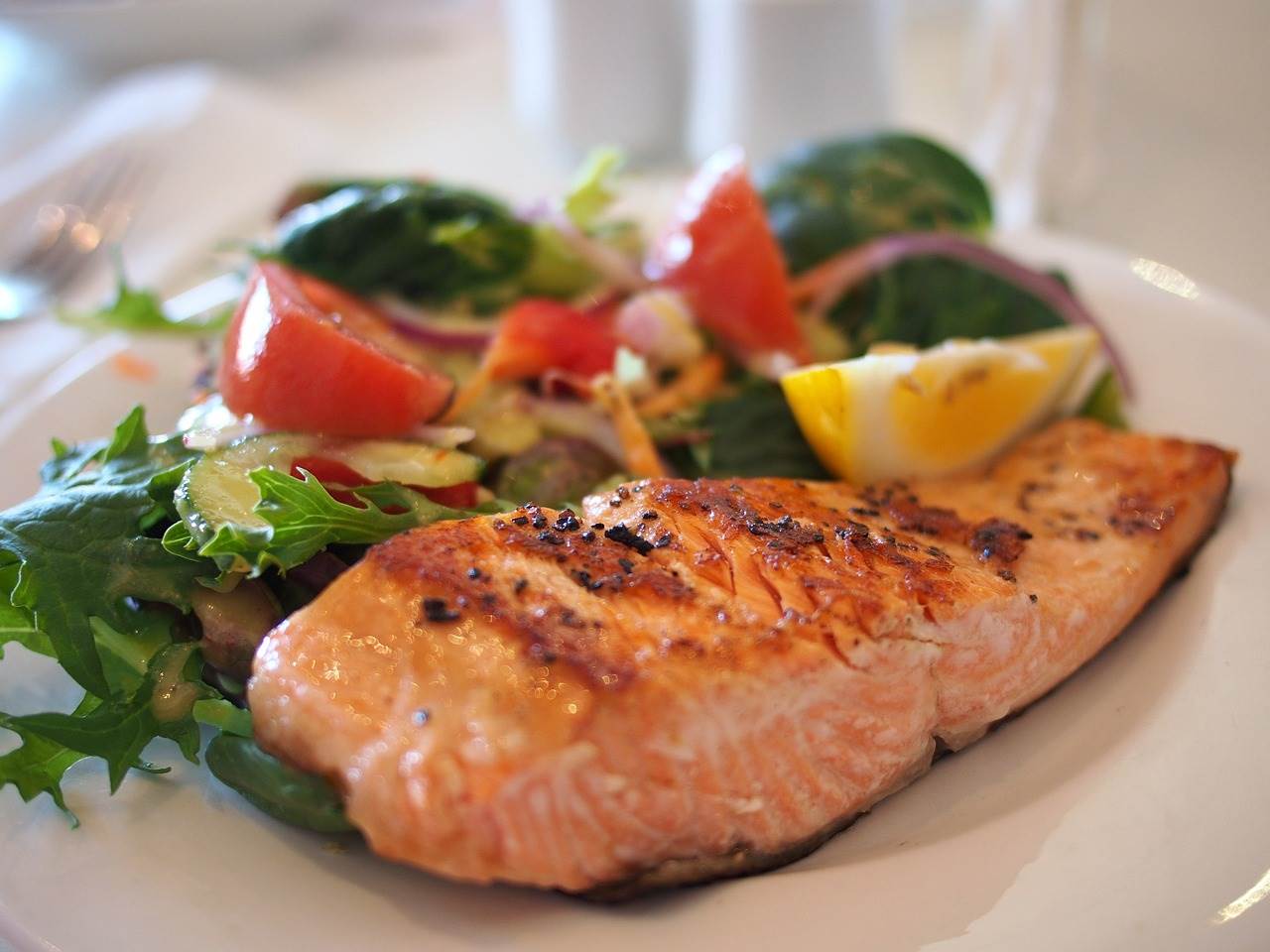  Zdrav ručak za cijelu porodicu - krcat vitaminima, a ukusan! Hljeb sa lukom, salata i riba na grčki način! 