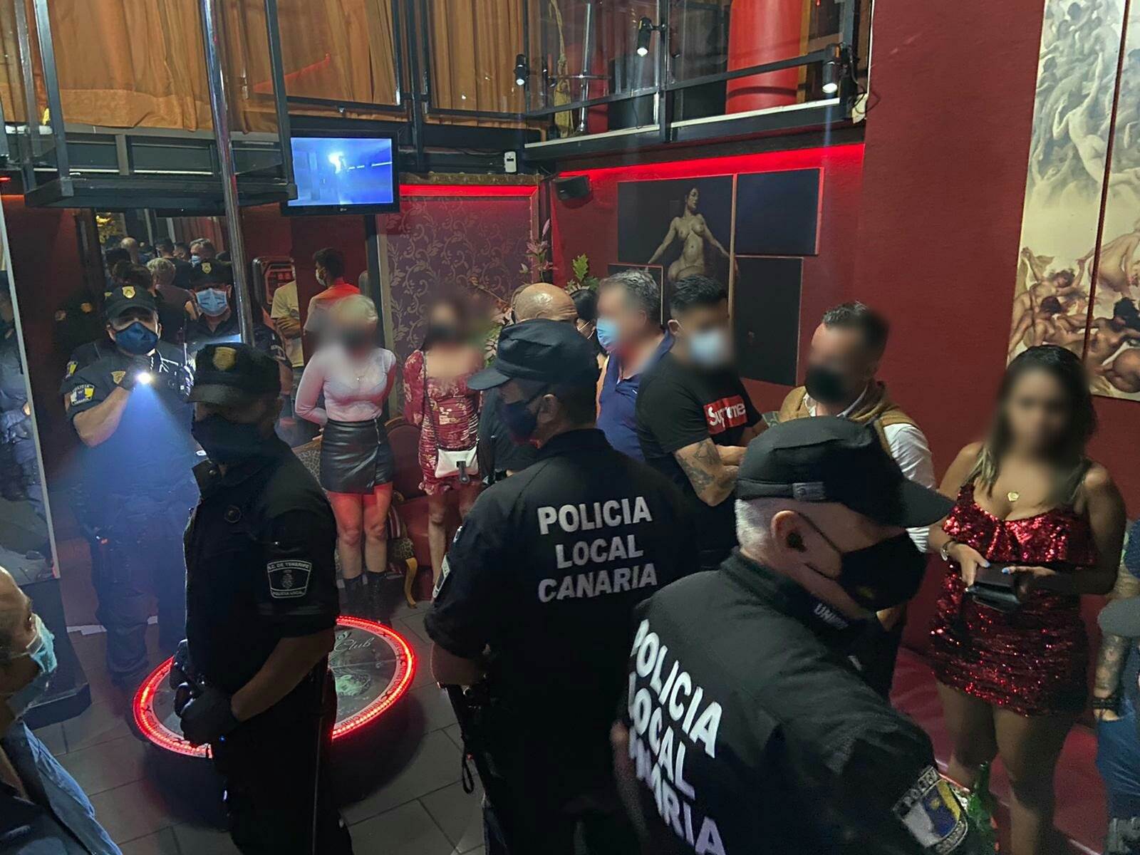  Fudbaleri uhapšeni u noćnom klubu: Prostitutke i droga svuda oko njih, klub će ih kazniti! 
