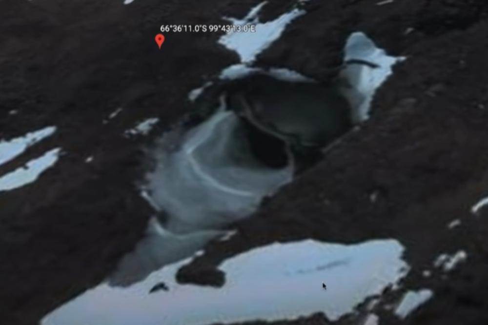  Google pokazuje nešto čudno na Antarktiku: Jedan čovjek smatra da je otkrio tajnu pećinu i veliki metalni štit (VIDEO) 
