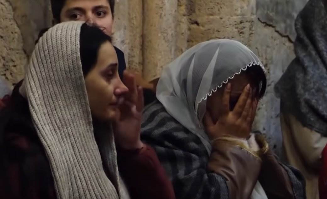  Vjernici očajni u suzama: Jermeni se opraštaju od svetinje prije nego što padne u ruke Azerbejdžanaca (VIDEO) 