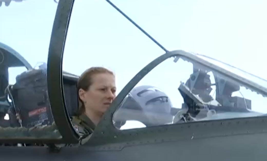  Prva žena u istoriji Vojske Srbije koja je letela "Orlom": Ana zvanično postala prva dama pilot jurišnog borbenog aviona 