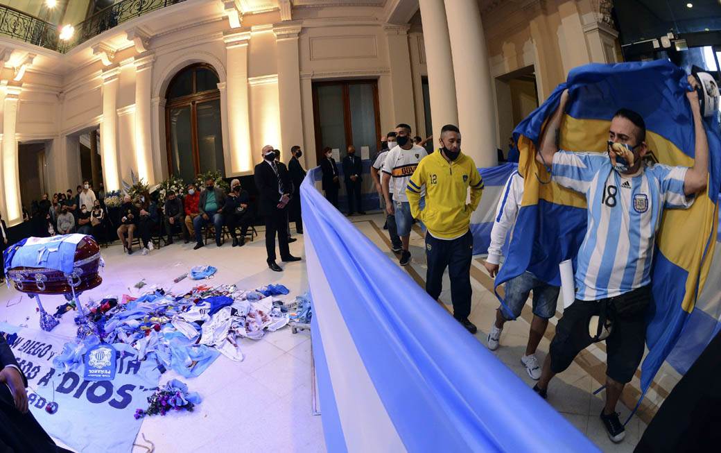  Maradona sahranjen uz neviđene nerede: Hiljade policajaca na ulicama, sukobi širom grada! 