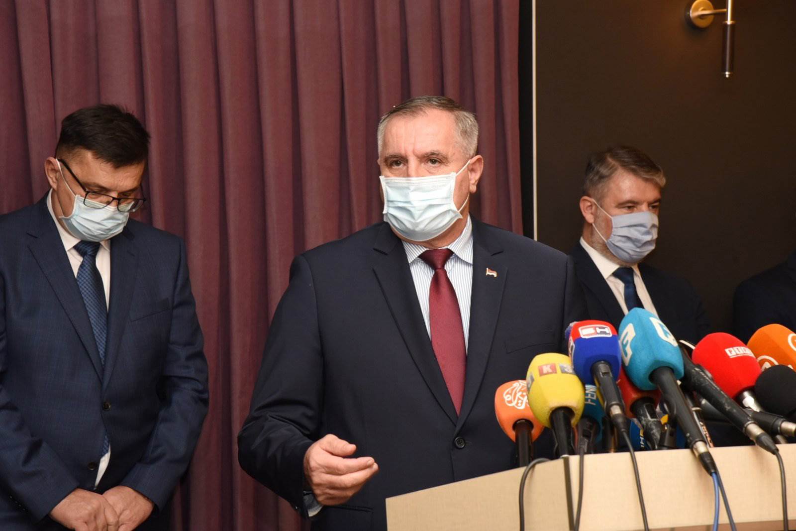  Višković: Ne razmatramo umanjenje nadležnosti lokalnim zajednicama 