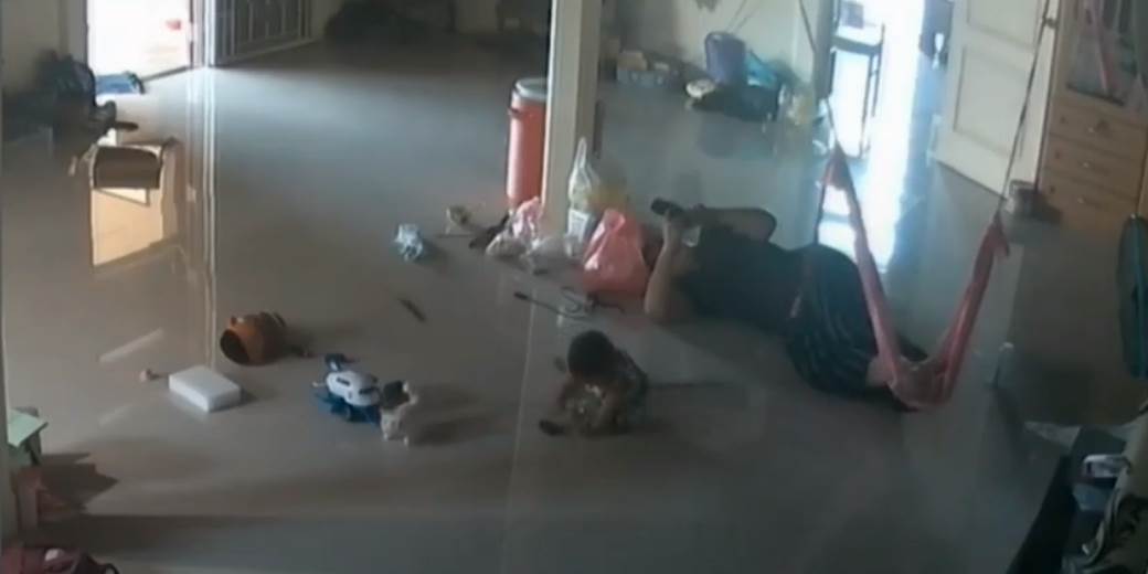  Majka heroj: Smrtonosna životinja je išla ka njenom sinu, bacila se preko prostorije i spasila ga u posljednjem trenutku 