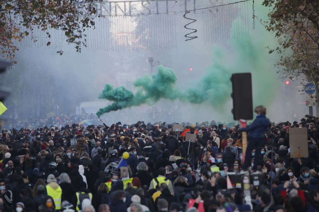  Haos u Parizu: Demonstranti kamenovali policiju, zapaljen ulaz u banku! FOTO 