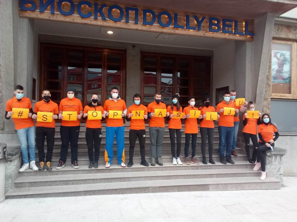  "Narandžasta šetnja" u Foči u znak podrške ženama žrtvama nasilja (FOTO) 