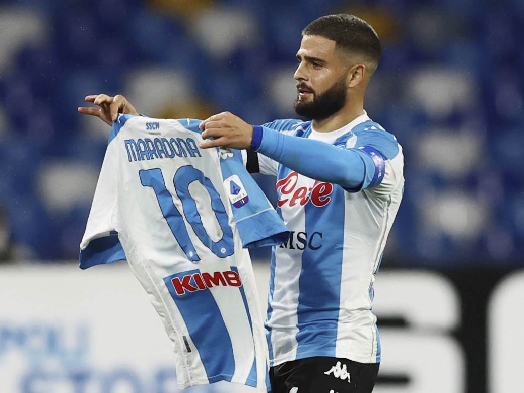  Sve je u Napulju u znaku Dijega Maradone: Cvijeće, poseban dres i golčina Insinjea VIDEO 