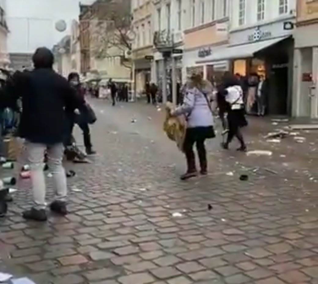  Prvi snimci s mjesta strave u Njemačkoj: Tijela na ulici, odzvanja plač - poginuli otac i beba! (VIDEO) 