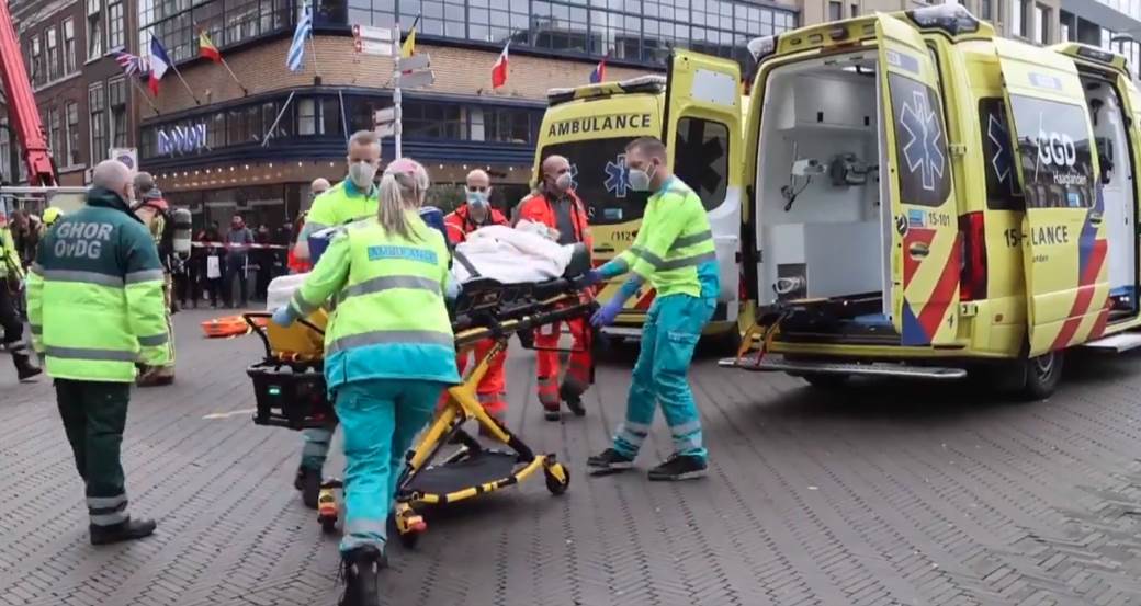  Napad u Hagu: Muškarac naoružan nožem uletio u prodavnicu, u krvavom piru ima ranjenih! 