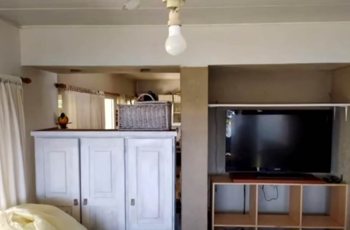  Ovo je kuća u kojoj je umro Maradona: Procurile fotografije, velikan umro u sobi podeljenoj ormarom  