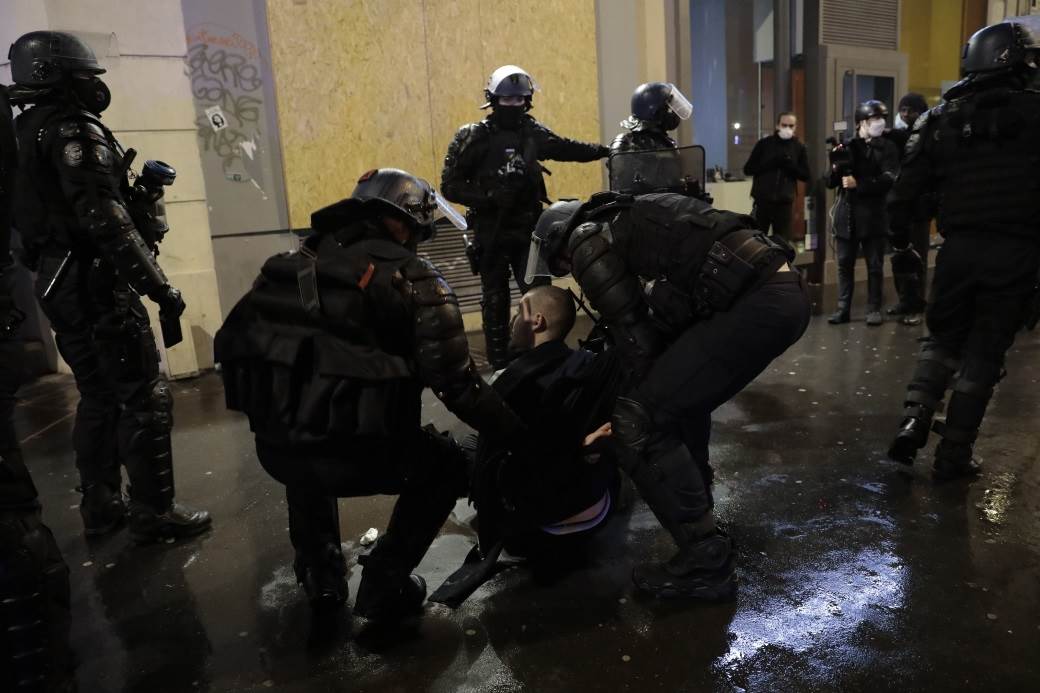  Totalni haos u Parizu: Anarhisti divljaju, pale sve  pred sobom! (FOTO, VIDEO) 