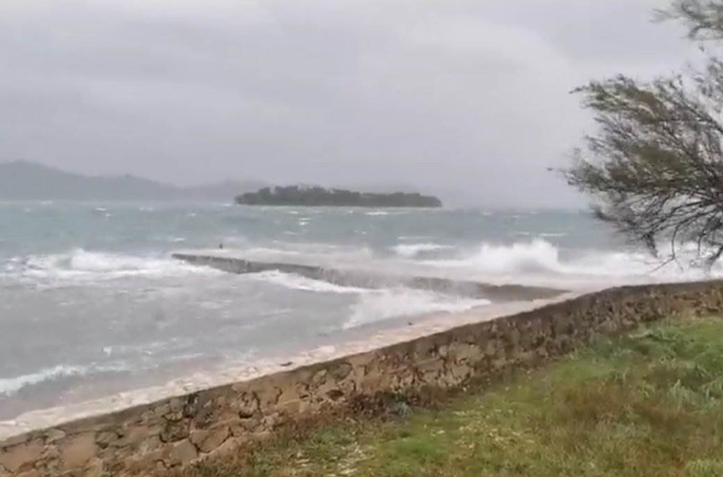  Dramatično na Jadranu, talasi do 6 metara! Proglašen crveni meteoalarm - potopljen cijeli jedan grad! (VIDEO) 