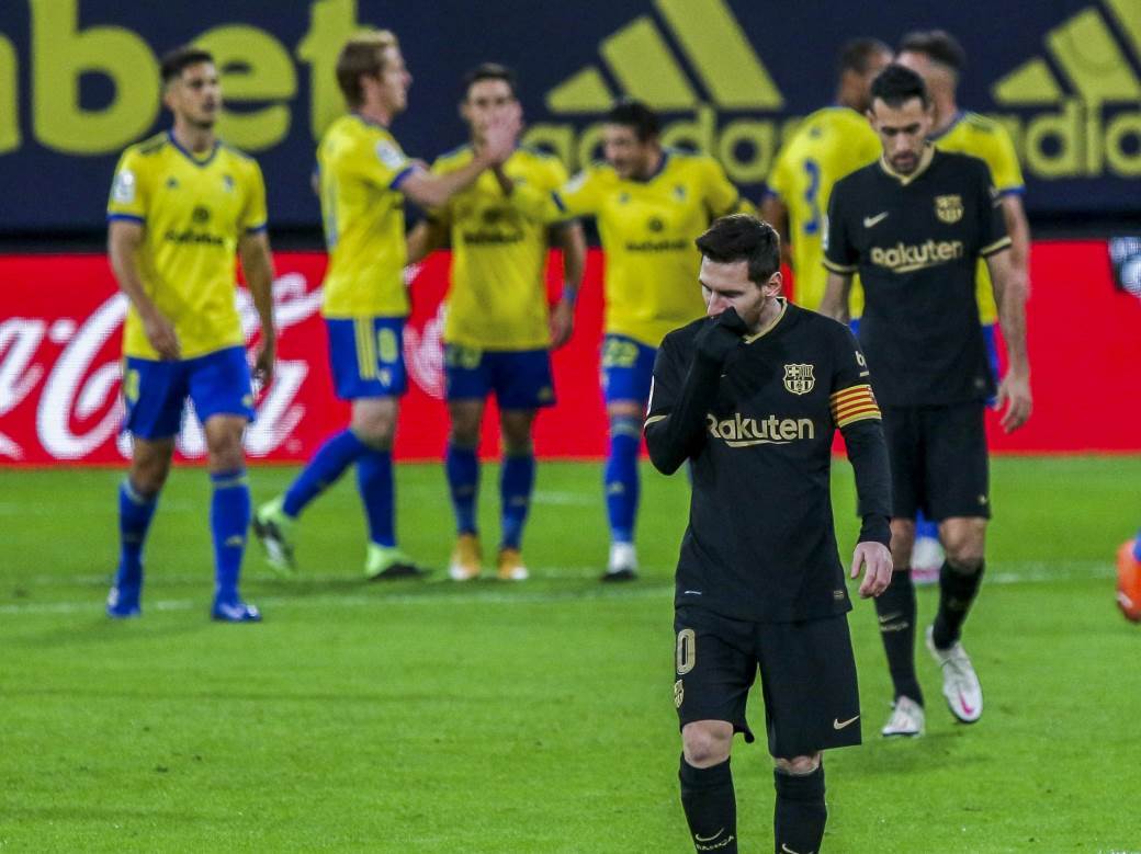  leo-mesi-slobodan-udarac-zivi-zid-barselona-foto 