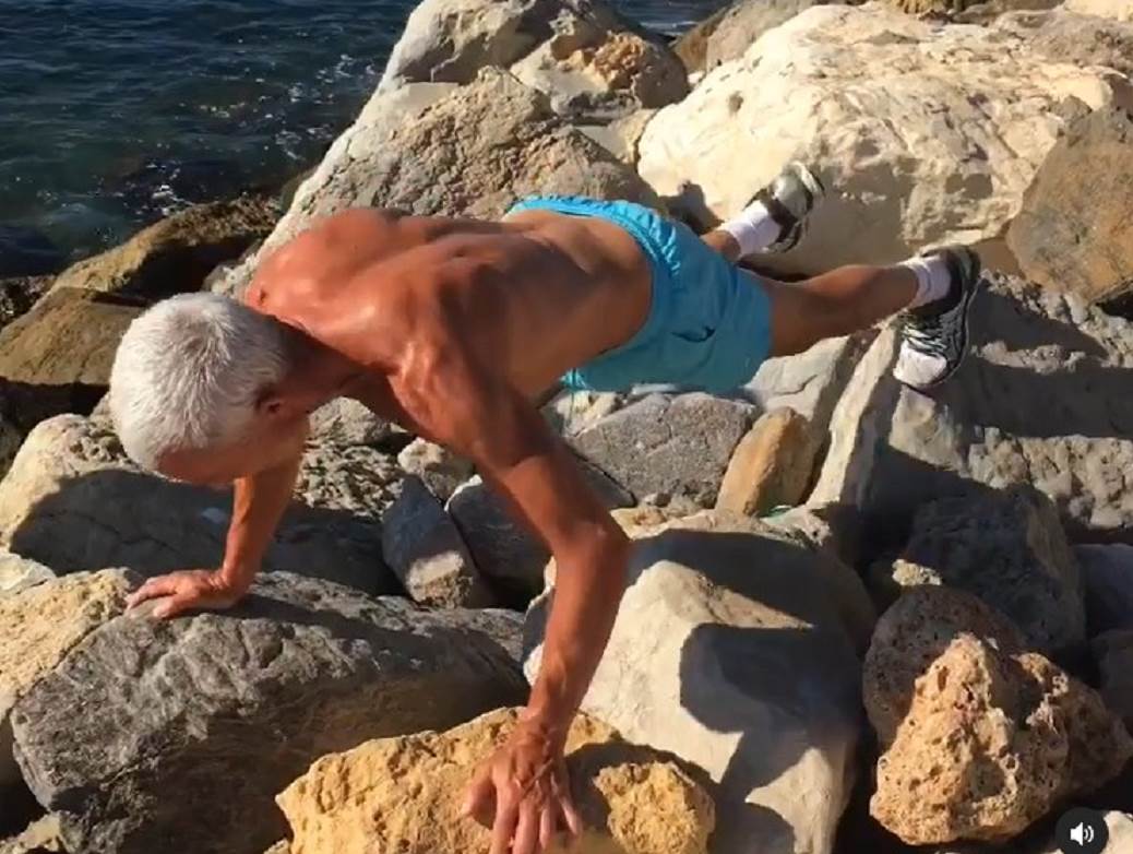  Deka zmaj će vas postidjeti: Ima 67 godina, pliva u ledenoj vodi, a tek kakve vježbe izvodi... (FOTO, VIDEO) 