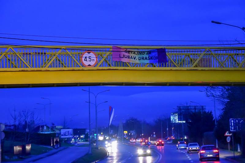  Zastave na pasareli Šetajmo za ljubav Draško 