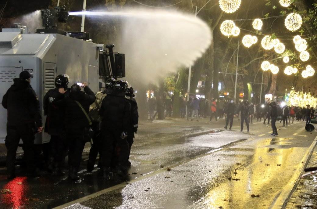  Bukti protest u Tirani: Policija suzavcem i vodenim topovima na demonstrante! (FOTO, VIDEO) 
