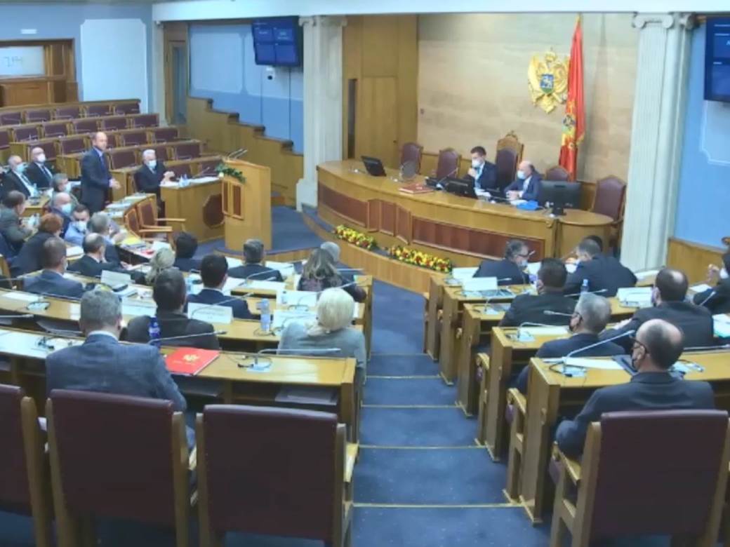  Crnogorska vlast vratila ćirilicu! Ovaj potez Ministarstva prosvete oduševio veliki deo stanovništva Crne Gore 