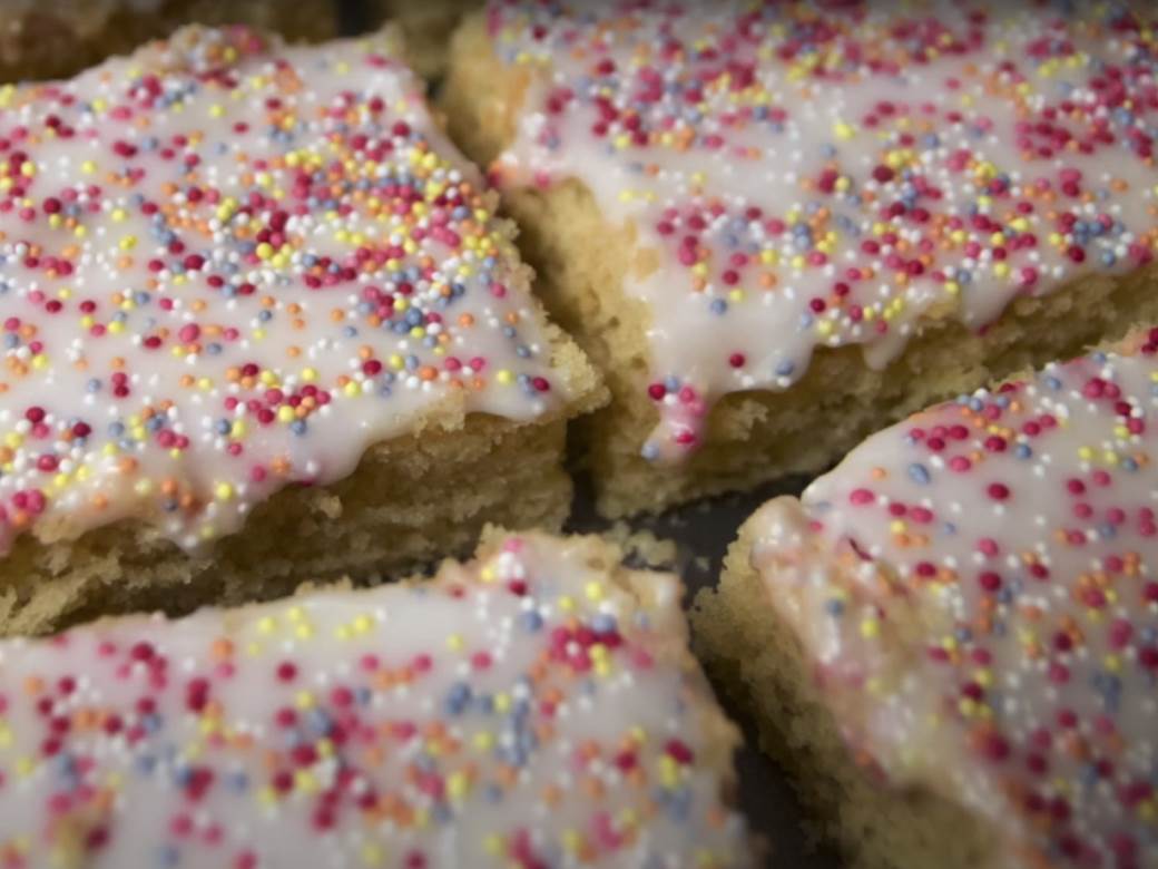  Ukus djetinjstva i radosti: Napravite jednostavni šareni kolač, gotov je za tili čas a može da stoji danima! 