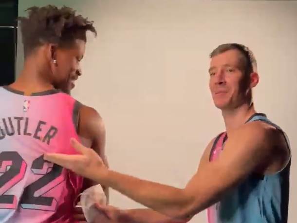  Opet NBA na srpskom, ovog puta u Majamiju: "Brate" Dragić i Batler nasmejali navijače (VIDEO) 