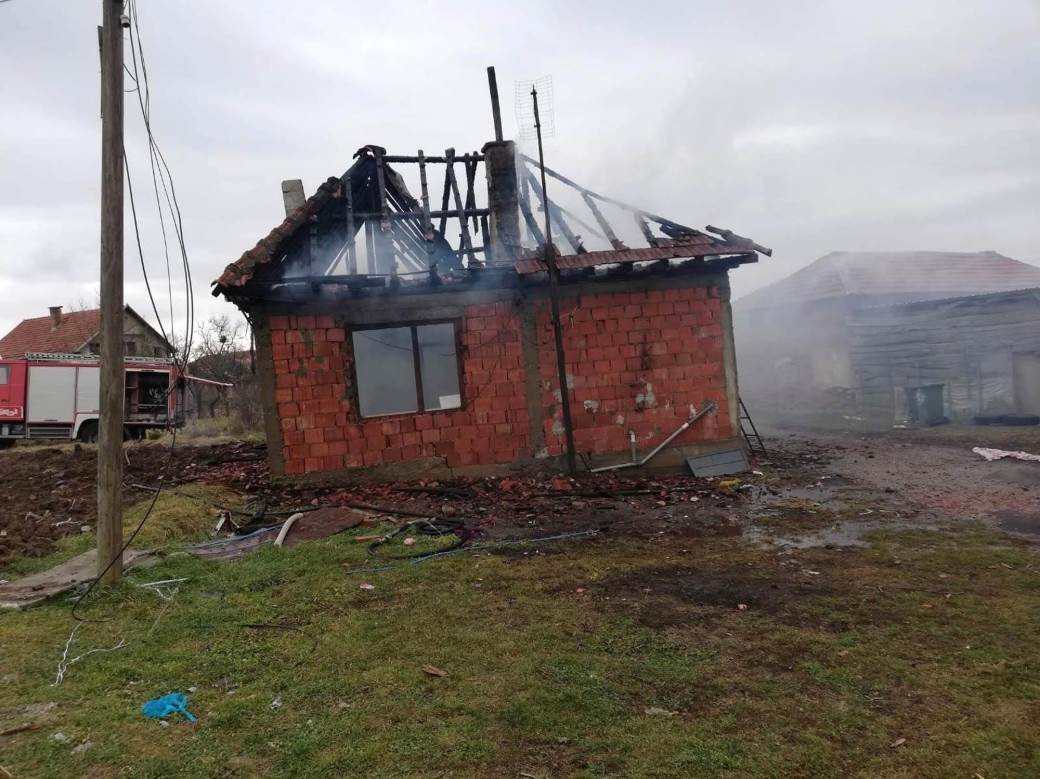  Izgorjela kuća osmočlane srpske porodice s Kosova 