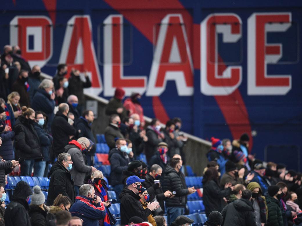  Premijer liga Kristal Palas Totenhem Benteke i Son zaboravili da kleknu 