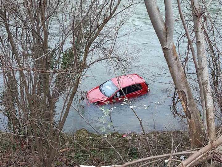  Banjalučki vatrogasci izvukli golfa koji je sletio u Vrbas 
